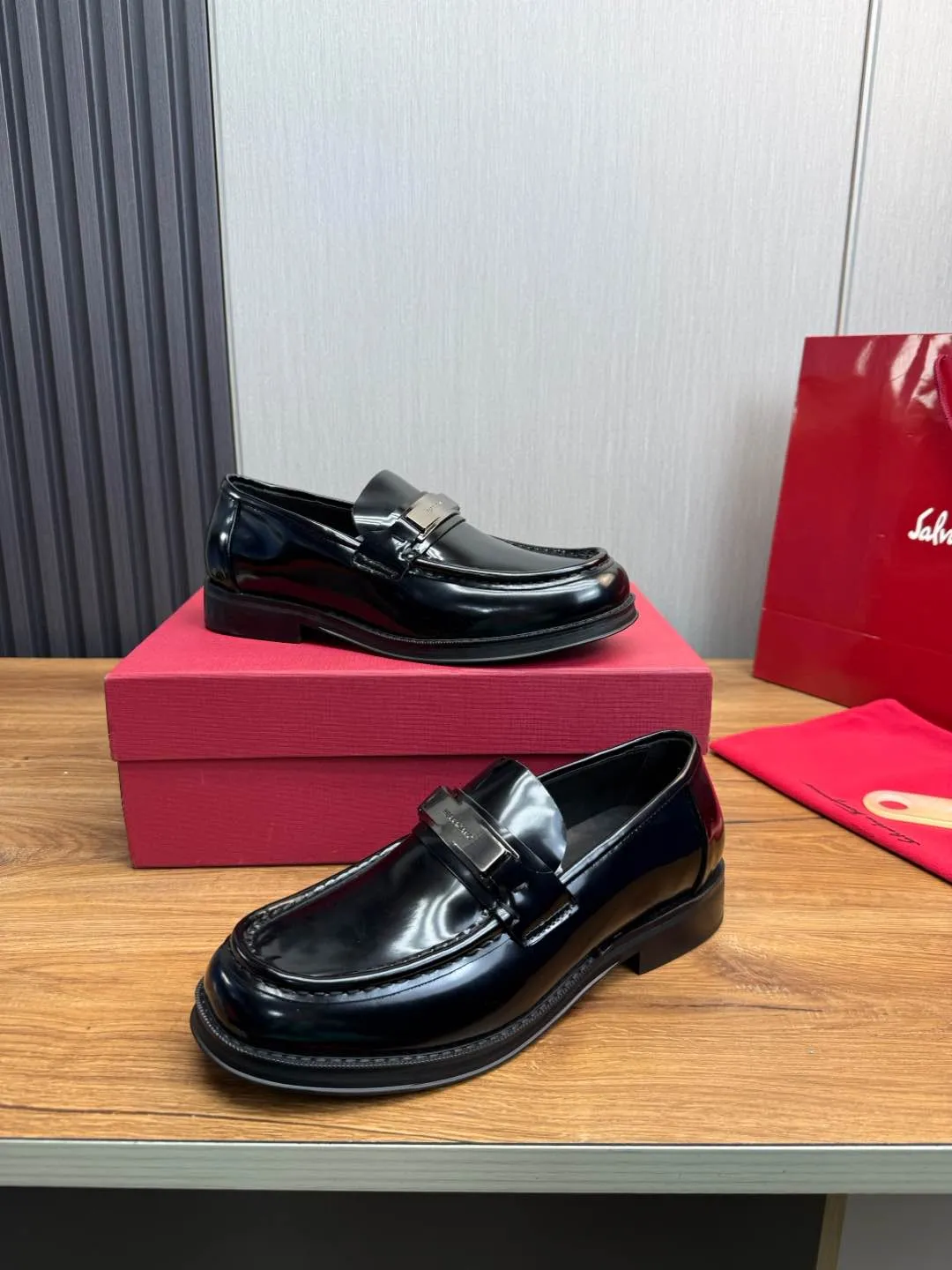 Men's shoes 💰880💰 Ferragamo. [Ferragamo] men's thick-soled loafers, the latest hot style, 1:1 original purchase quality, top quality, imported open-edge beaded cowhide leather on the upper, hand-made three-dimensional stitching highlights the round toe design, the inner foot pads are all imported cowhide, with original lightweight foam outsole, matching code 39-44, (38, 45 custom-made, non-refundable)